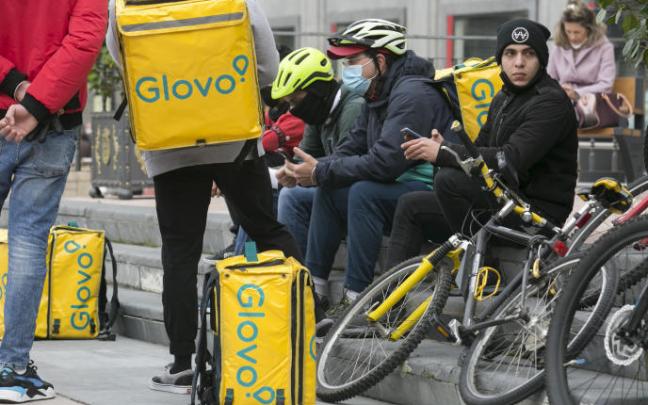 Varios repartidores de Glovo. Varios repartidores de Glovo.
