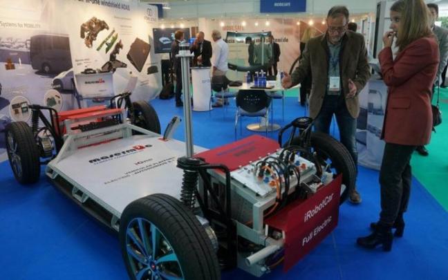 Asistentes a Go Mobility observan una propuesta innovadora en movilidad sostenible.