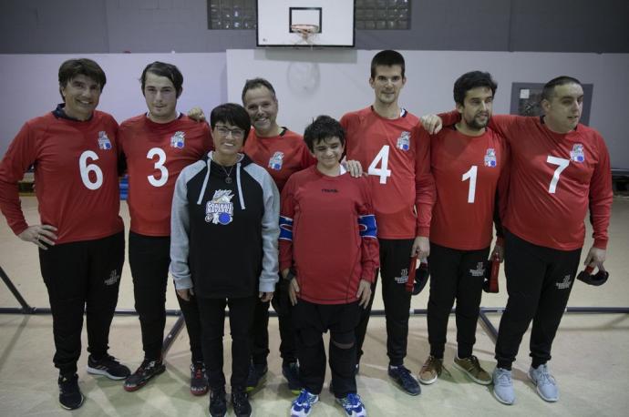 De izquierda a derecha: Unai Bikandi, Aritz Huarte, Martina Goñi (entrenadora), Pablo Segura, Ibai xxx, Raúl Murillo, Ramón Estévez y Jon Moran en el Colegio Vázquez de Mella.