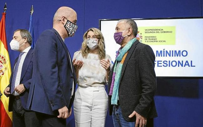 La vicepresidenta Yolanda Díaz, junto a los líderes sindicales. Foto: E.P.