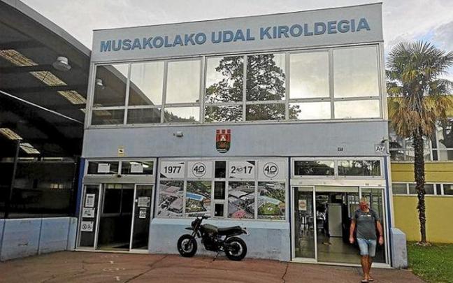 El 'cuarentón' polideportivo de Musakola aguarda su reforma.