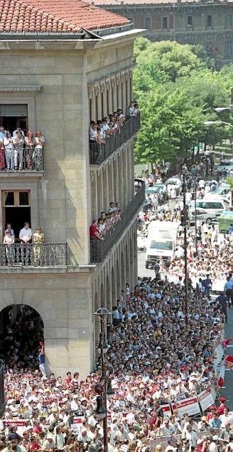 La multitud, esperando a los cilcistas en la Plaza del Castillo.