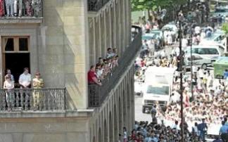 La multitud, esperando a los cilcistas en la Plaza del Castillo. La multitud, esperando a los cilcistas en la Plaza del Castillo.