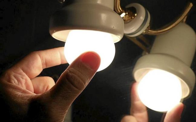 La medida busca rebajar el desembolso de las familias vulnerables por la electricidad. Foto: E.P.