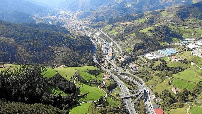 El entramado urbano de Eibar en una imagen tomada desde el aire. Foto: N.G.