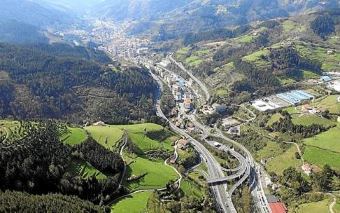 El entramado urbano de Eibar en una imagen tomada desde el aire. Foto: N.G. El entramado urbano de Eibar en una imagen tomada desde el aire. Foto: N.G.