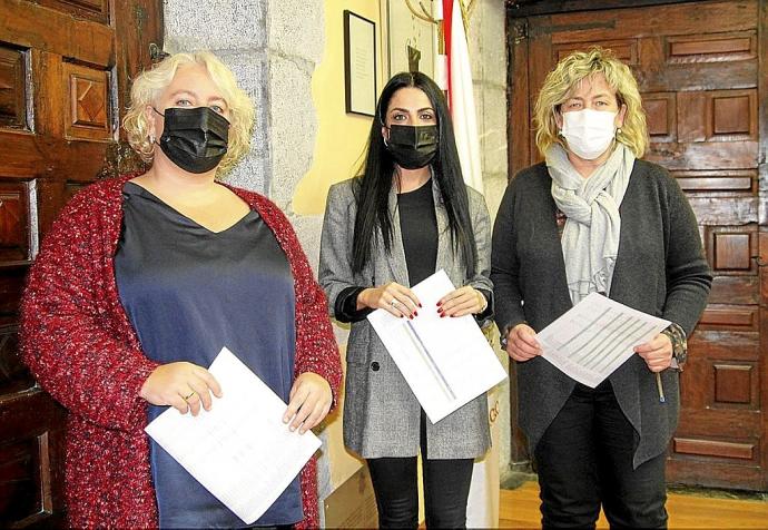 Atsegin Uzuriaga, Ariana Nogales y Ane Beitia posan tras presentar la propuesta de presupuestos. Foto: N.G.