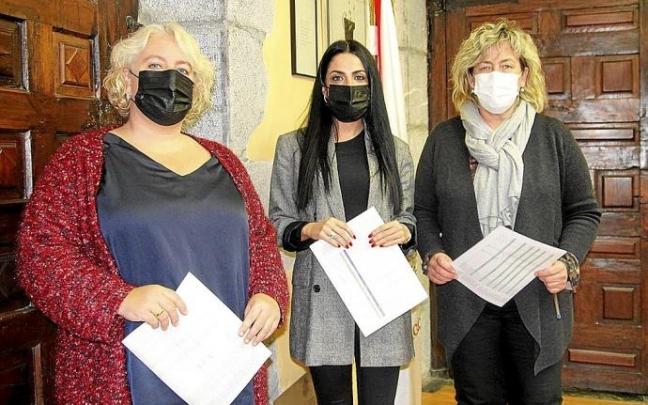 Atsegin Uzuriaga, Ariana Nogales y Ane Beitia posan tras presentar la propuesta de presupuestos. Foto: N.G. Atsegin Uzuriaga, Ariana Nogales y Ane Beitia posan tras presentar la propuesta de presupuestos. Foto: N.G.