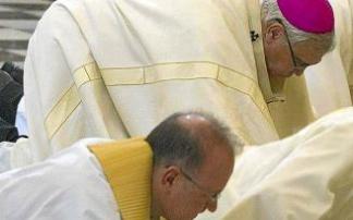 El arzobispo de Granada pide perdón en una imagen de archivo.