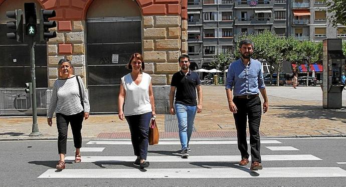 Representantes de la junta local y del grupo municipal jeltzale, ayer en el centro de Eibar.