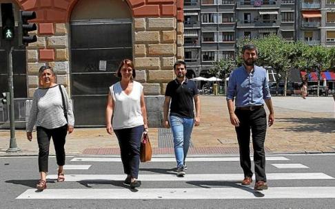 Representantes de la junta local y del grupo municipal jeltzale, ayer en el centro de Eibar. Representantes de la junta local y del grupo municipal jeltzale, ayer en el centro de Eibar.
