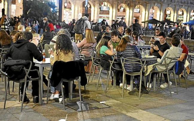 Los grupos en las mesas serán como máximo de diez personas. Foto: Oskar González