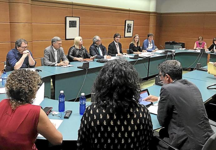 Imagen de archivo de una reunión de la Mesa de Función Pública de Lakua. Foto: Irekia