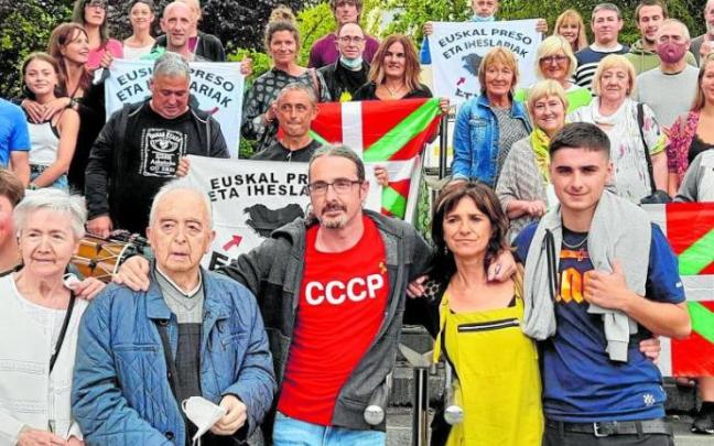 Imagen del recibimiento a Agustín Almaraz el lunes en Santutxu tras abandonar la cárcel de Basauri. Foto: Etxerat