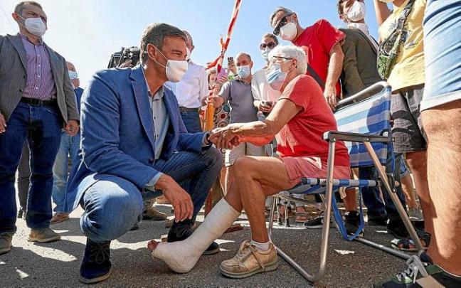 El presidente del Gobierno español, Pedro Sánchez, visitó ayer las zonas afectadas por los incendios en Ávila. Foto: Efe/Moncloa