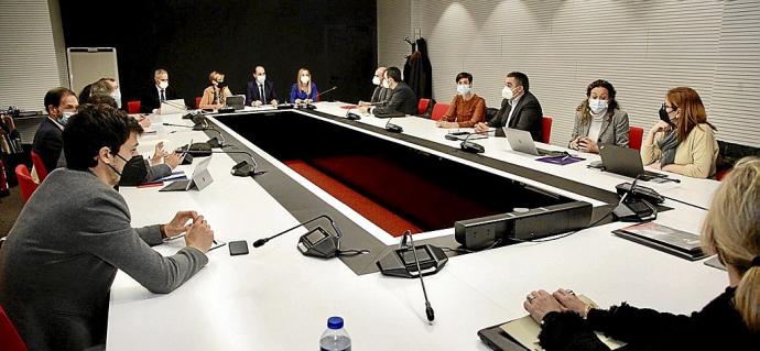 Un momento de la reunión celebrada ayer por la tarde entre el Gobierno Vasco y representantes de los clústeres vascos.