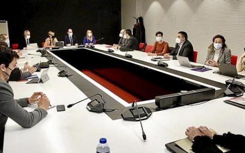 Un momento de la reunión celebrada ayer por la tarde entre el Gobierno Vasco y representantes de los clústeres vascos.
