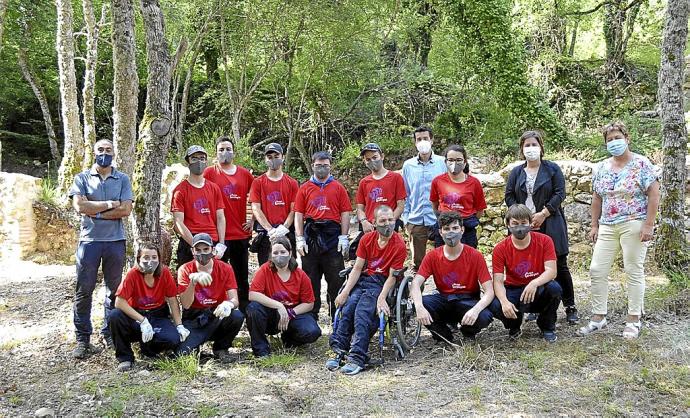 Foto de familia de los participantes en uno de los campos de trabajo.