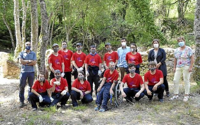 Foto de familia de los participantes en uno de los campos de trabajo. Foto de familia de los participantes en uno de los campos de trabajo.