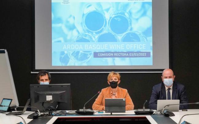 La consejera de Desarrollo Económico, Arantxa Tapia, presidió ayer la reunión de la Comisión Rectora de Ardoa Basque Wine Office.