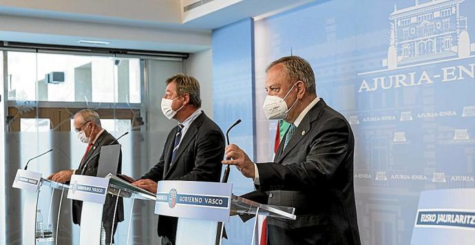 Arriola, Zupiria y Azpiazu durante la rueda de prensa relativa al Presupuesto de 2020. Foto: N.G.