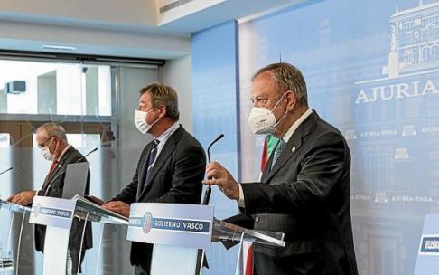 Arriola, Zupiria y Azpiazu durante la rueda de prensa relativa al Presupuesto de 2020. Foto: N.G.