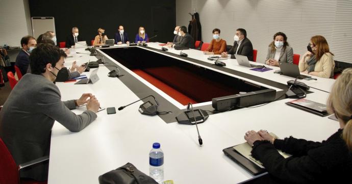 Un momento de la reunión celebrada ayer por la tarde entre el Gobierno Vasco y representantes de los clústeres vascos.