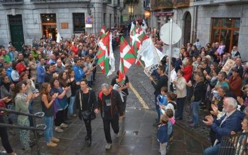 Decenas de personas reciben con ikurriñas a un expreso de ETA, según denunció la asociación Covite. Decenas de personas reciben con ikurriñas a un expreso de ETA, según denunció la asociación Covite.