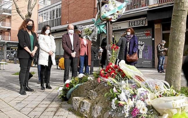 La consejera Artolazabal, flanqueada por la directora de Víctimas, Monika Hernando, y el viceconsejero Ranz, el 3 de marzo. Foto: Irekia La consejera Artolazabal, flanqueada por la directora de Víctimas, Monika Hernando, y el viceconsejero Ranz, el 3 de marzo. Foto: Irekia