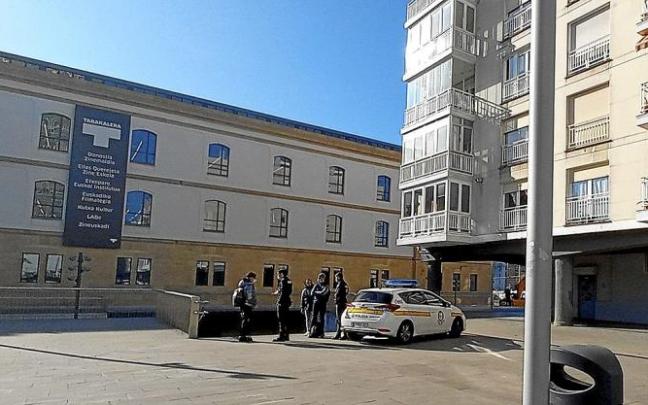 Intervención de la Guardia Municipal en la plaza Blas de Otero, junto a Tabakalera. Foto: N.G.