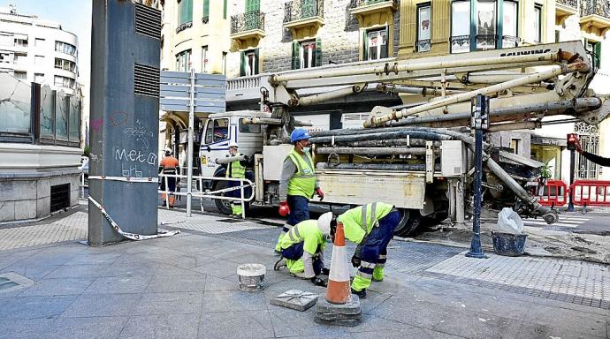 Operarios encargados de inyectar mortero en el agujero descubierto el 7 de mayo bajo las cabinas de La Concha.