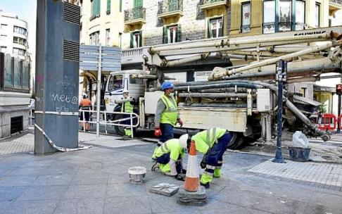 Operarios encargados de inyectar mortero en el agujero descubierto el 7 de mayo bajo las cabinas de La Concha.