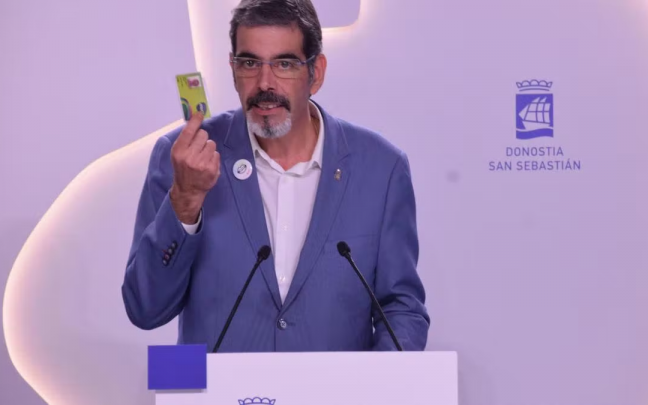 Eneko Goia muestra su mugi Eneko Goia muestra su mugi