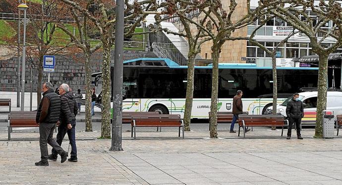 Un autobús de Lurraldebus durante una parada para recoger viajeros, el pasado jueves en Untzaga Plaza.