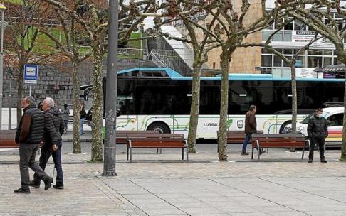 Un autobús de Lurraldebus durante una parada para recoger viajeros, el pasado jueves en Untzaga Plaza. Un autobús de Lurraldebus durante una parada para recoger viajeros, el pasado jueves en Untzaga Plaza.