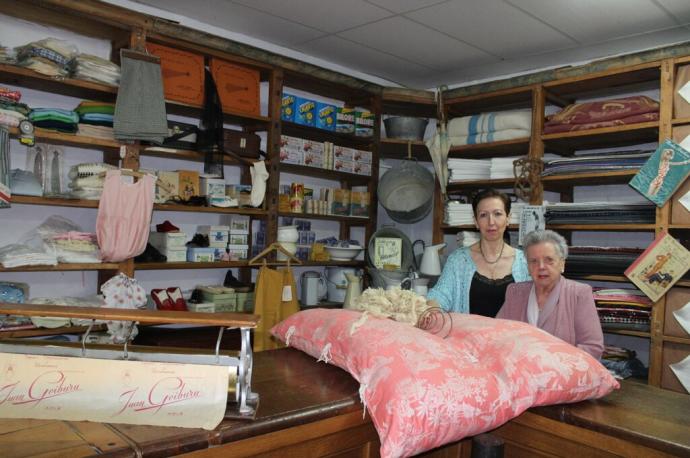 María Luisa Goiburu y Marisa Aldaz, madre e hija, cuarta y quinta generación del comercio Goiburu, ligado desde sus inicios a la historia de Aoiz.