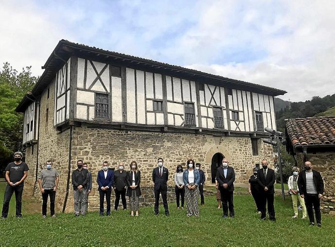 Todos los participantes y asistentes a la reunión celebrada ayer en Beasain.