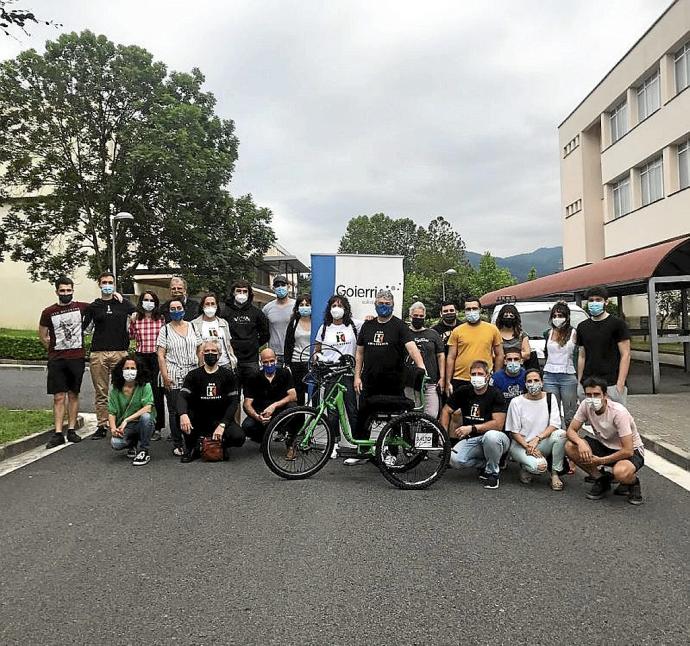 Los participantes en el proyecto y la bicicleta. Foto: E.C.A.