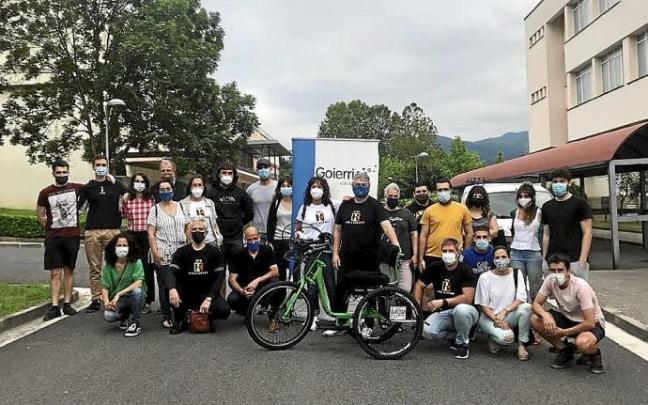 Los participantes en el proyecto y la bicicleta. Foto: E.C.A. Los participantes en el proyecto y la bicicleta. Foto: E.C.A.