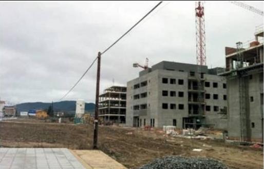 Edificio en obras en el sector 19, que busca incorporarse como barrio de Goikolarra