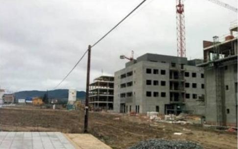 Edificio en obras en el sector 19, que busca incorporarse como barrio de Goikolarra