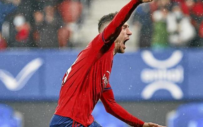 Kike Barja celebra su gol, el segundo de la tarde de ayer y el 1.600 de Osasuna en Primera División.