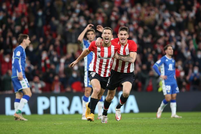 Óscar de Marcos celebra junto a Oihan Sancet su gol frente al Betis, que dio una victoria que fue el punto de partida para el cambio de la dinámica de resultados.