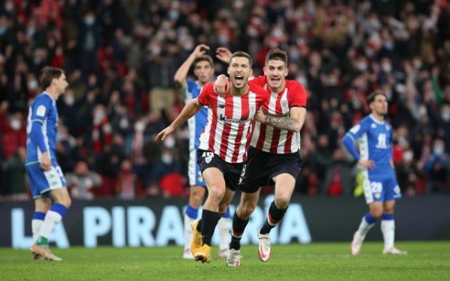 Óscar de Marcos celebra junto a Oihan Sancet su gol frente al Betis, que dio una victoria que fue el punto de partida para el cambio de la dinámica de resultados.