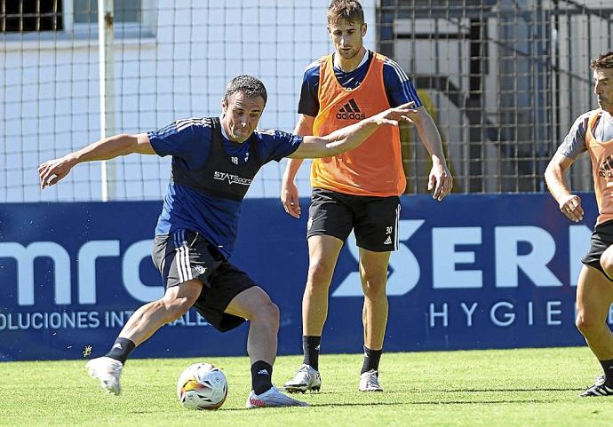 Kike García se dispone a golpear el balón ante la presencia de Barbero y de Bittor Alkiza.