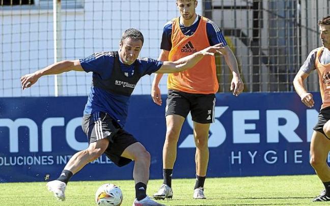 Kike García se dispone a golpear el balón ante la presencia de Barbero y de Bittor Alkiza. Kike García se dispone a golpear el balón ante la presencia de Barbero y de Bittor Alkiza.