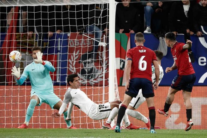 El Chimy Ávila dispara a puerta para adelantar a Osasuna.