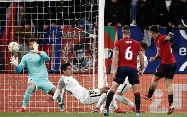 El Chimy Ávila dispara a puerta para adelantar a Osasuna.