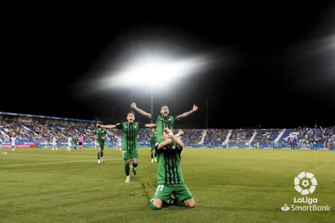 Los jugadores del Eibar celebran el tanto de la victoria, obra de Rahmani.