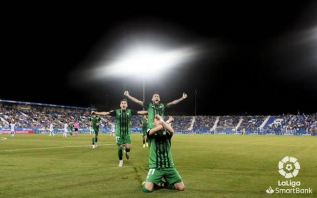 Los jugadores del Eibar celebran el tanto de la victoria, obra de Rahmani.